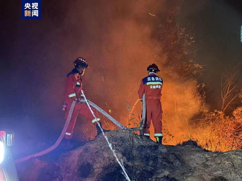 云南晋宁森林火灾扑救力量增至2300余人 火势趋向平稳