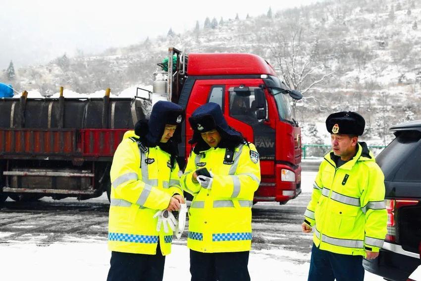 雪后大雾晋冀省界1700余辆车滞留 两省高速交警接力带道通行