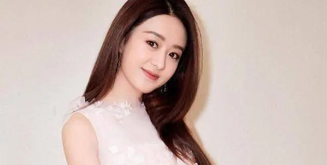 娱乐圈中被称为“素颜美”的女星赵丽颖，被网友扒出18岁的旧照