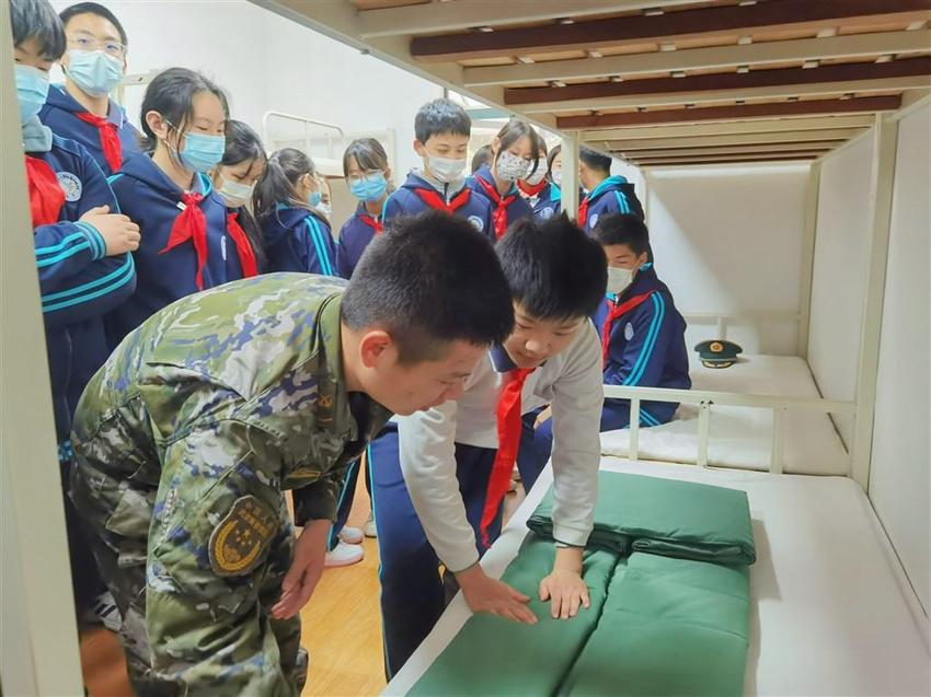 一堂生动的国防教育课！沪上200余名师生进军营 零距离体验军营生活