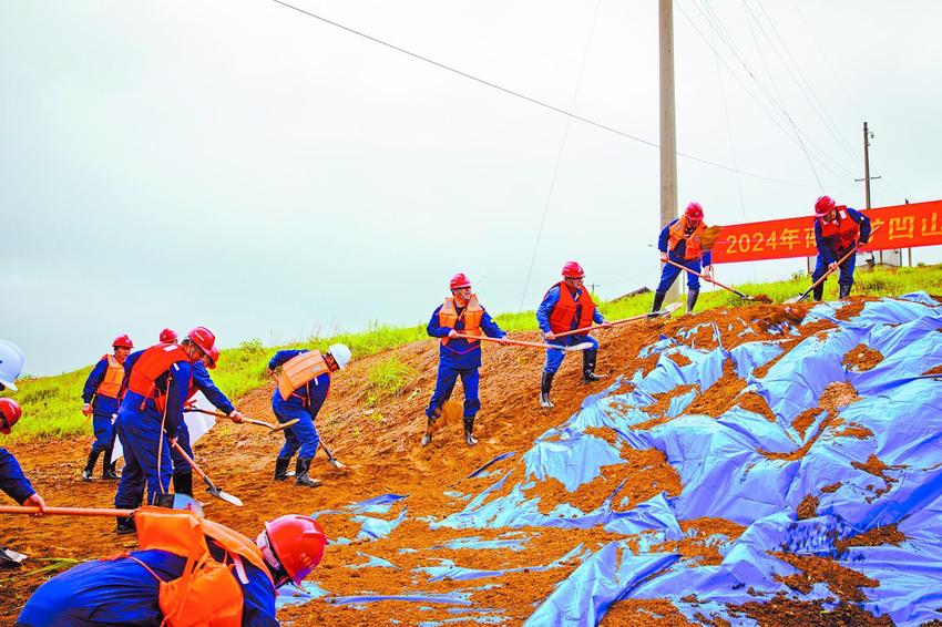 雨山区举行汛期抢险救援演练