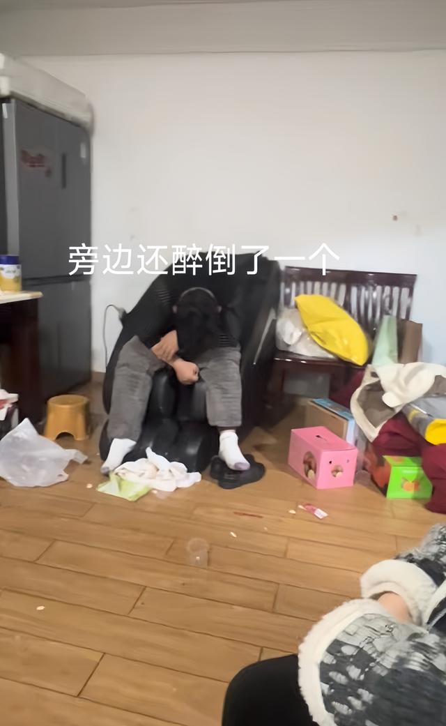 男子醉酒后和岳父搂在一起，画风逗乐亲友：尴尬到脚趾扣地