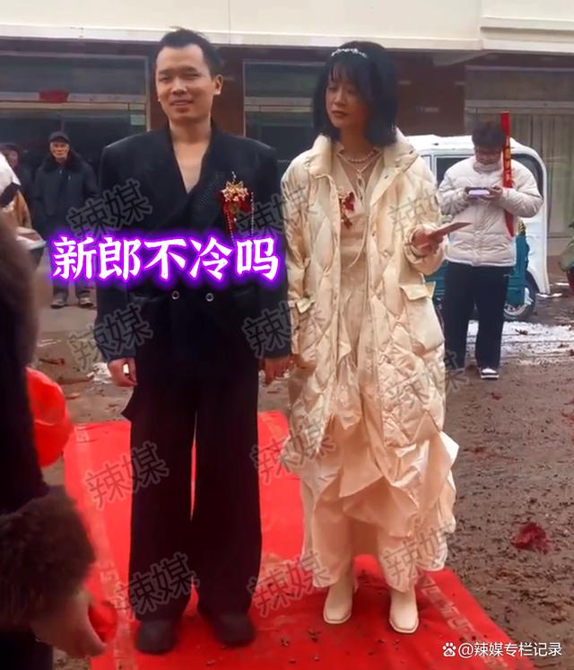 婚礼上，新郎衣服比新娘穿得少，新娘衣服“巨丑”引热议