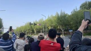 为汉马选手加油，武汉市民这些姿势好有爱