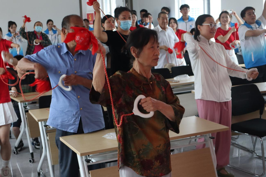 将青春写在祖国大地｜鲁医管理学院：关爱老年人，科普智慧养老