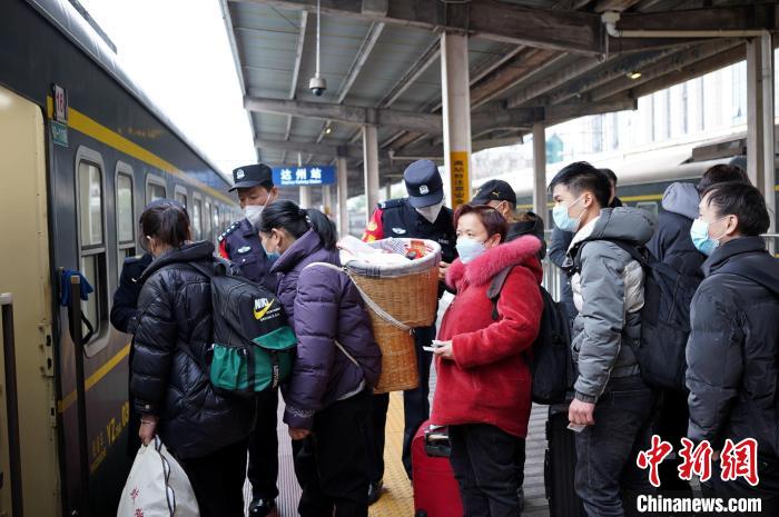 乘警师徒的“第一个春运”和“最后一个春运”