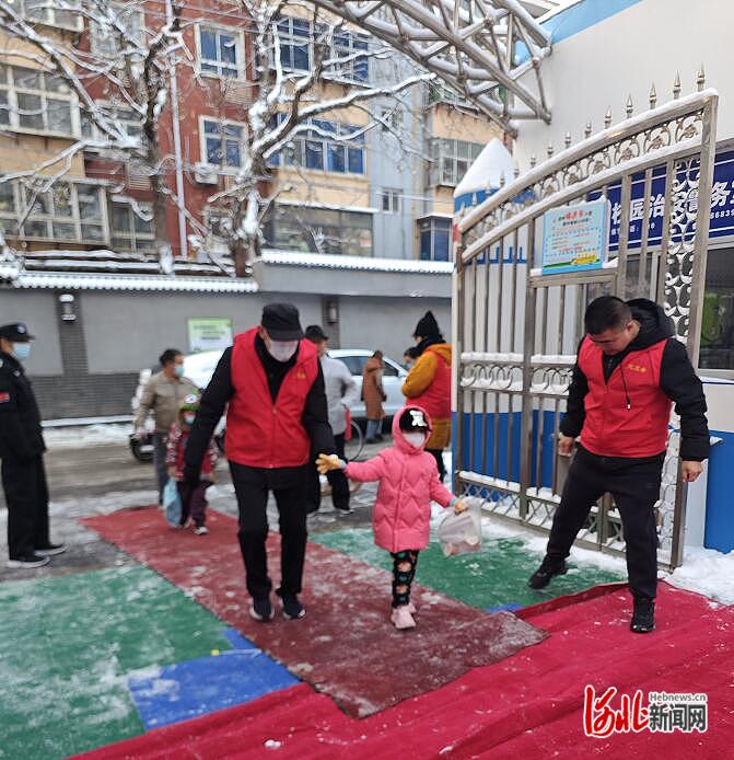 保障师生出入安全 石家庄长安三幼开展义务扫雪活动