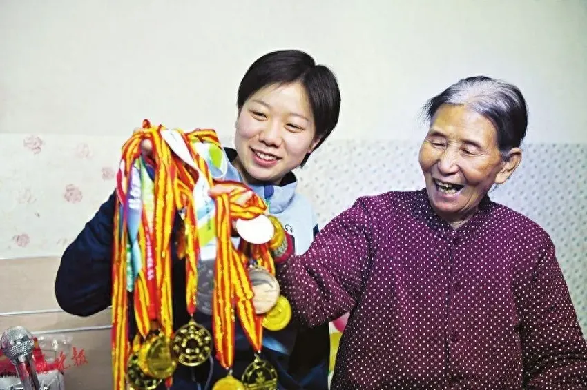 94年山西老太捡回独臂女婴，靠捡破烂抚养25年，女孩考上硕士报恩