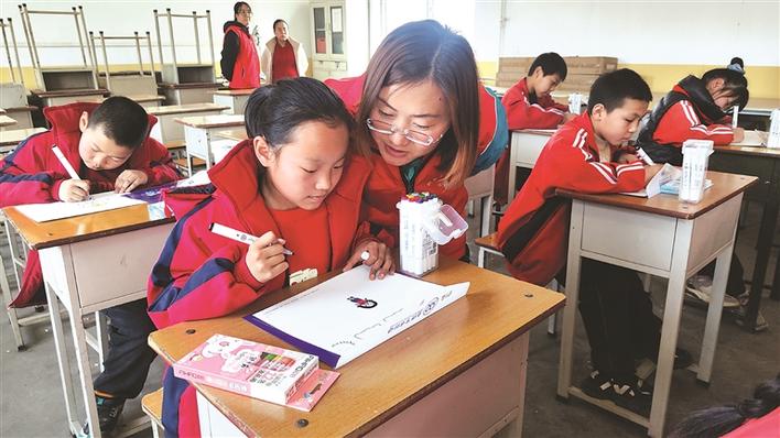 “童伴艺术行动”公益课堂文明实践活动走进岳村小学