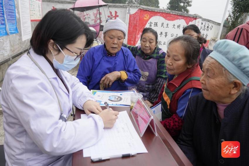 思南民族中医院：“名医故乡行”零距离服务群众健康