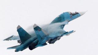 俄军苏-34攻击机使用FAB-500航空炸弹对乌军进行打击