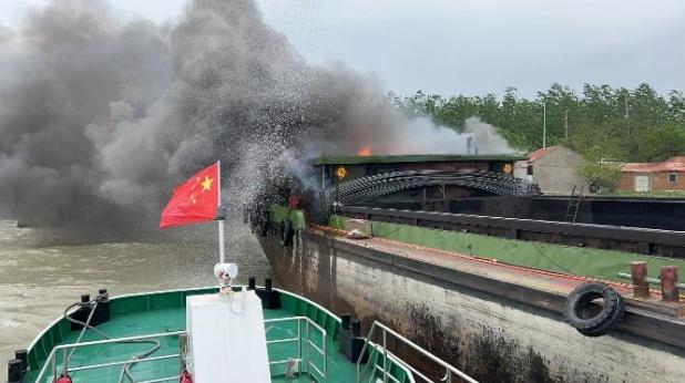 险！装1.75吨燃油的货船起火，宿迁、徐州多部门联动“极速救援”