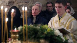 普京在诺沃奥加廖沃总统官邸教堂迎接东正教圣诞节