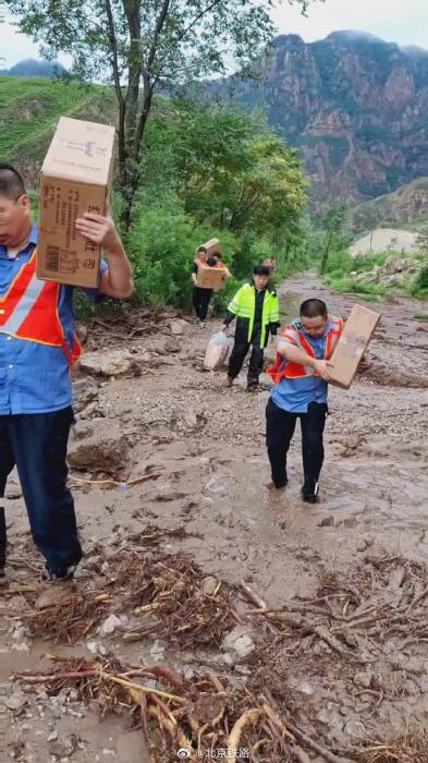 北京被困列车旅客回忆：最艰难时6个人分到一瓶水