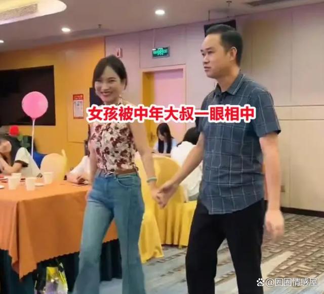 95年美女相亲会上没人选，看到其打扮后，网友：这谁敢选呀？