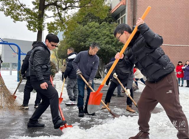 洪山区各学校开展“铲雪破冰”行动