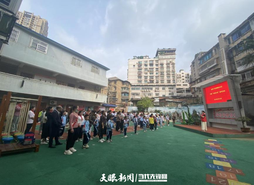 云岩区威清门街道鲤鱼社区关工委开展“大手拉小手 一起进校园”宣传活动