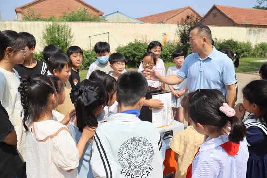 郯城县科协科普大篷车开进红花镇重兴小学