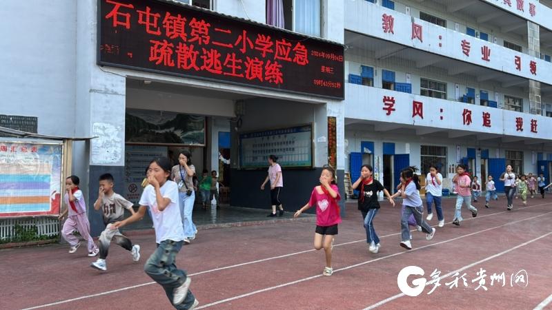 深入乡镇 望谟消防为学生送去开学“安全礼”