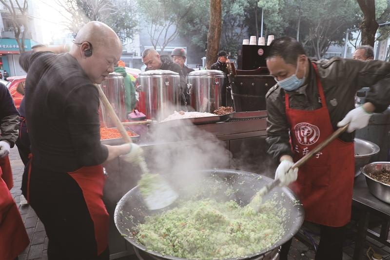 中老年志愿者炒芥菜饭赠路人