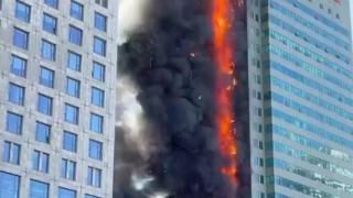 最新进展！天津一大厦外墙起火，火情已基本得到控制，相关部门仍在紧张工作中