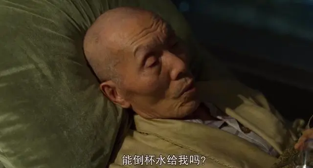 鱿鱼游戏：临终前的老头，干嘛非要见成奇勋？还有最后一个考验