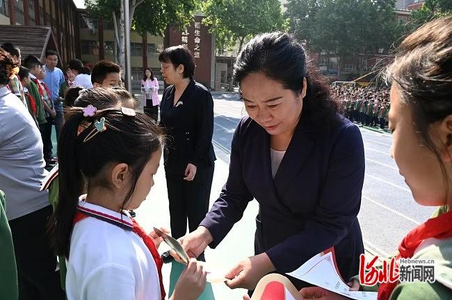 石家庄市东风西路小学举行“红领巾奖章”颁章仪式