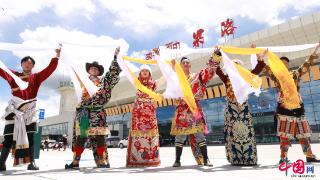 首架上海援青旅游包机飞赴青海果洛 架起两地空中桥梁