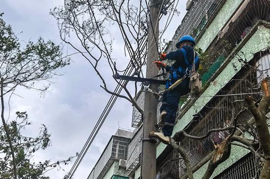 贺州供电局驰援海南开展抢险复电工作