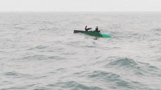 渔船翻扣2人遇险 及时报警成功获救