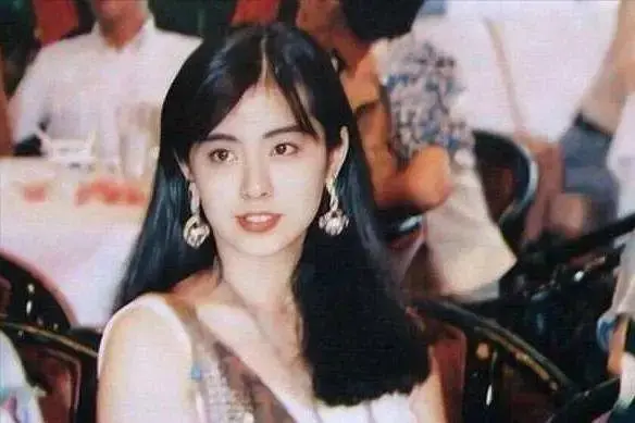 55岁王祖贤消失17年近照曝光：未婚无子，自成豪门，人到中年最该取悦的是自己