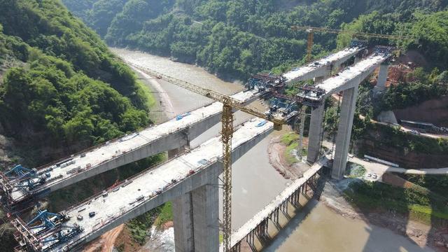 乐西高速公路马边河大桥右线连续刚构顺利合龙