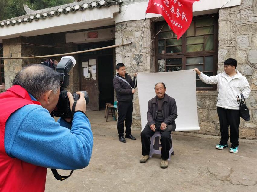 贵州六枝特区：“定格幸福·艺路墨香” 志愿服务进村入户