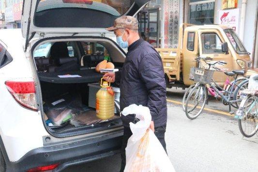 济南市莱芜区凤城街道孙花园社区800余名股民喜领春节福利