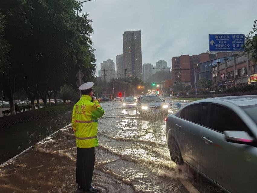 徒手疏通排水口、清理落石……重庆暴雨中“荧光绿”的坚守