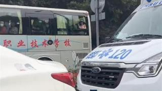 司机拒给救护车让路：“扣分怎么办，我凭啥让你”，救护车工作人员：真的解释不通，网友：应严肃处理