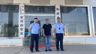 阳新一男子拒不配合警方检查，竟对辅警扔酒瓶！