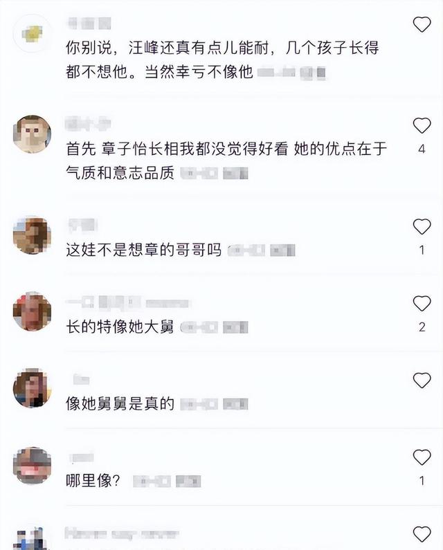 章子怡带女儿看话剧，醒醒淡然自信，小脸酷似大舅