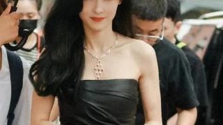 张柏芝参加时装周活动，穿黑色皮质抹胸上衣，性感妩媚