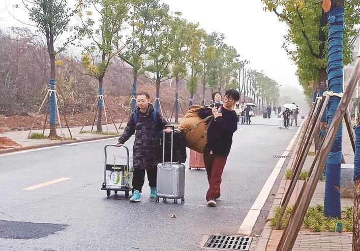 高校学生陆续返校报到