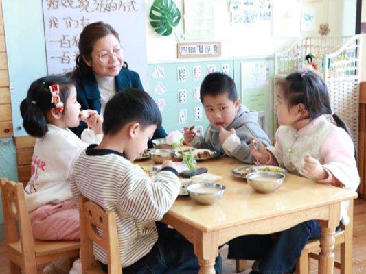 淄博市淄川区实验幼儿园开展园长陪餐活动