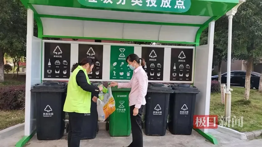 武汉这个街道给垃圾分类桶安“新家”