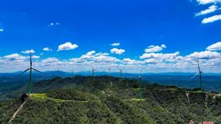 湖南怀化：台风力发电机矗立在山脊迎风旋转