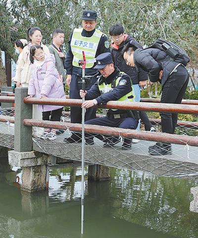 杭州水上派出所民警为群众打捞落水的手机打捞落水