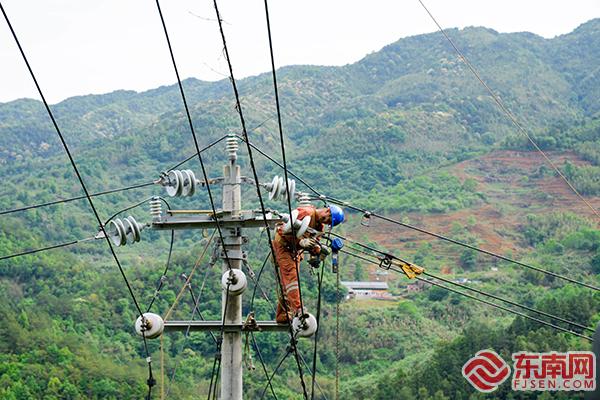 永定：电力铁军夜战强对流 守护万家灯火明