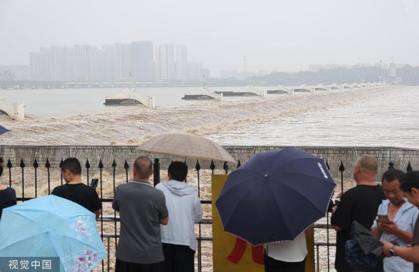 临沂：小埠东橡胶坝开闸泄洪