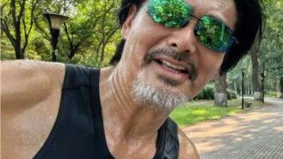 周润发北京跑步被偶遇，69岁头发浓密似50，晚年生活引关注
