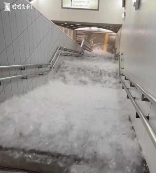 东京突降破纪录大雨 井盖损坏向空中喷出水柱