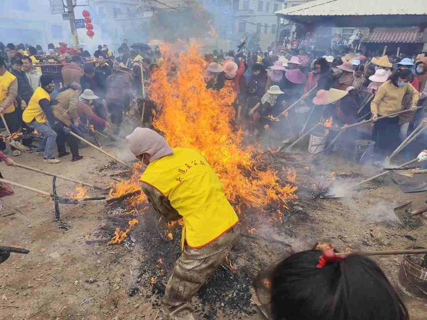 福建漳浦：半岛渔村的年节一日