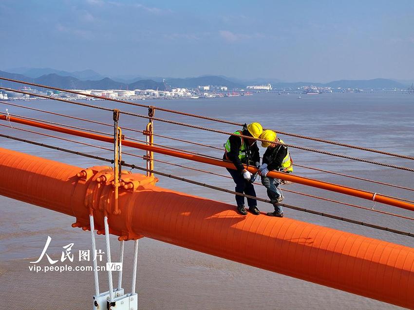 浙江舟山：“海空舞者”守护大桥安全